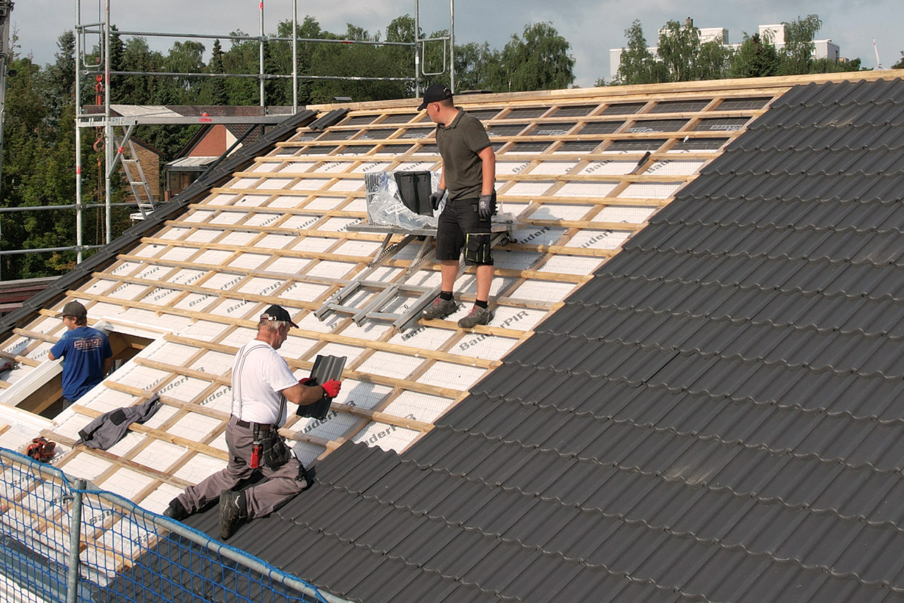 Das Team von Görgens Bedachungen bei der Arbeit auf einem Steildach - Dachbau - Steildach - Görgens GmbH & Co. KG: 80 Jahre gut gemeistert