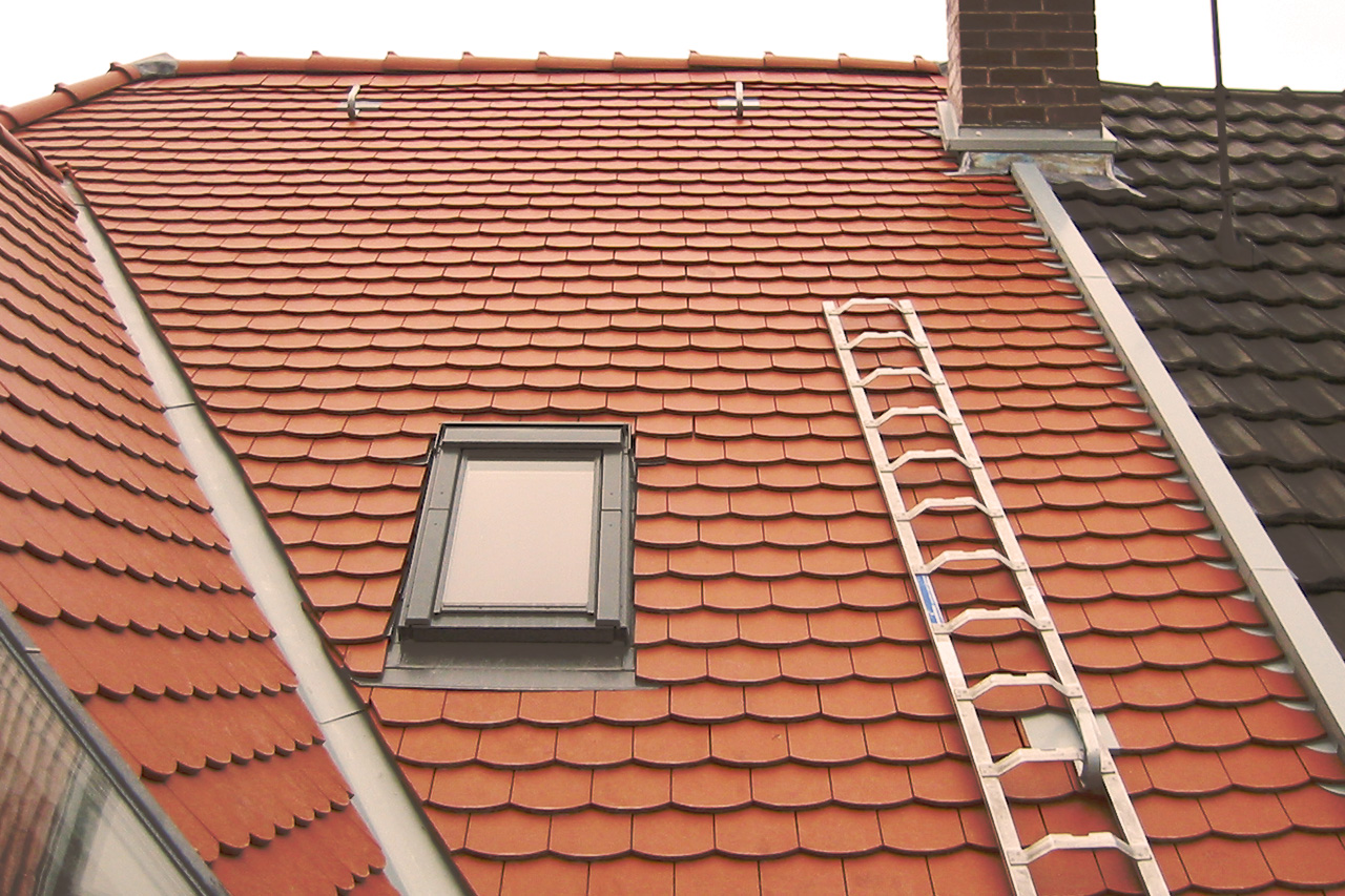 Abbildung eines Steildachs aus roten Dachpfannen - Dachbau - Steildach - Görgens GmbH & Co. KG: 80 Jahre gut gemeistert