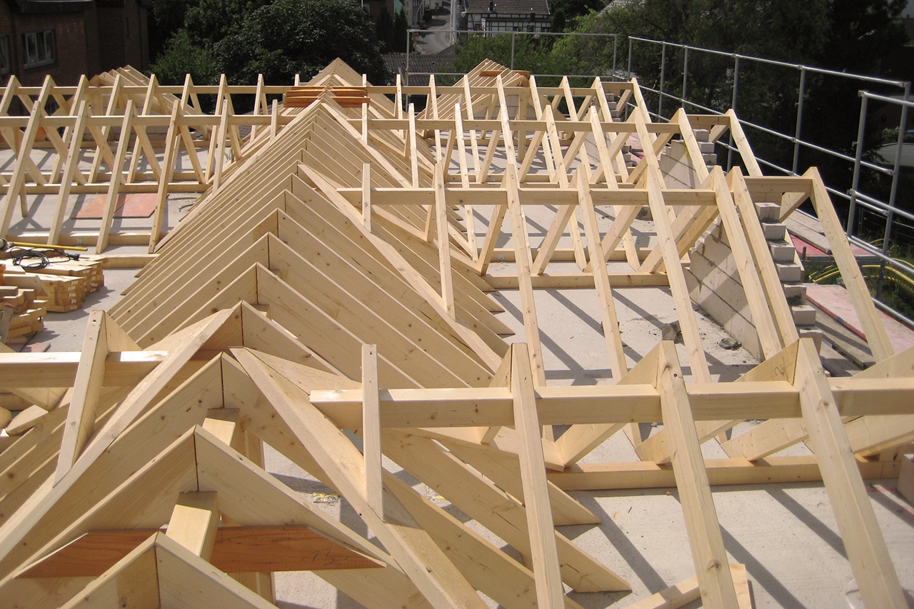 Dachkonstruktion im Aufbau - Dachbalken Holz frei - Görgens GmbH & Co. KG: 80 Jahre gut gemeistert